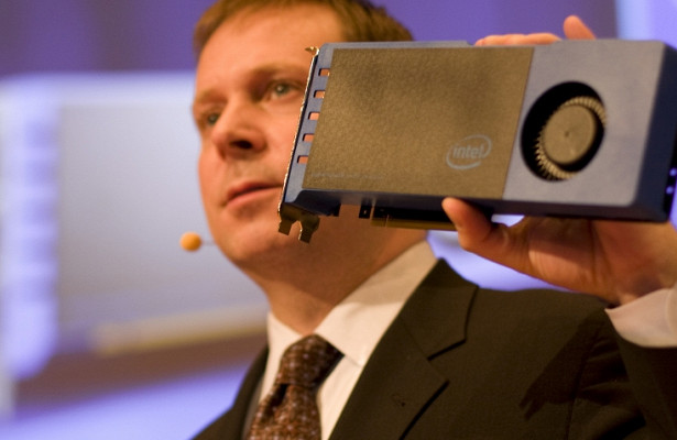 Компания Intel мельком показала свою первую видеокарту в небольшом видеоролике. Компания Intel мельком показала свою первую видеокарту в небольшом видеоролике.